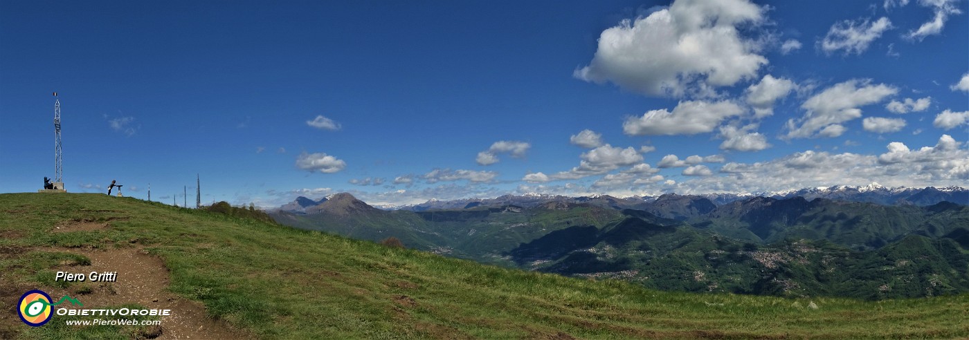 48 Vista panoramica dal Linzone verso le Prealpi Orobie .jpg